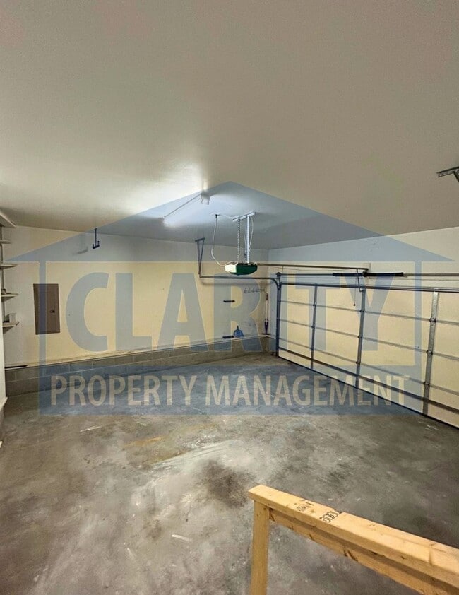 Building Photo - Beautiful three bedroom home in North Clev...
