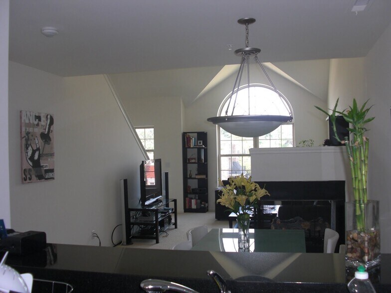 Building Photo - 3218 Camden Dr