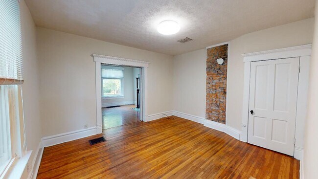 Building Photo - 3 BEDROOMS, 1 FULL BATHROOM + 2 FREE OFF-S...