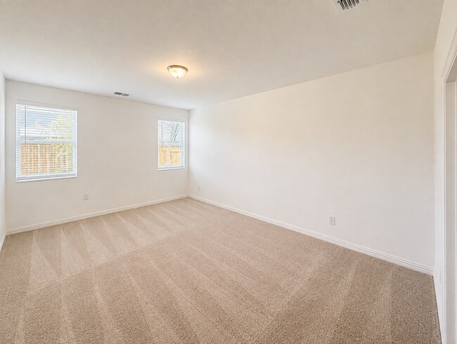 Building Photo - 715 Roanoke Dr