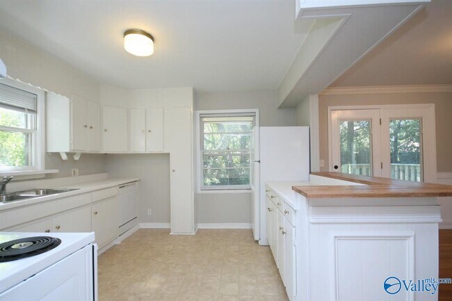 Building Photo - 403 Arthur St NW