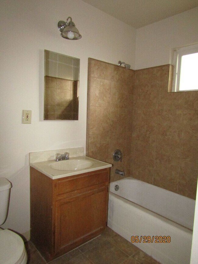 Building Photo - Cozy Updated One Bed One Bath Apartment Near Downtown Santa Rosa! $1,600/Monthly Includes Water, ...