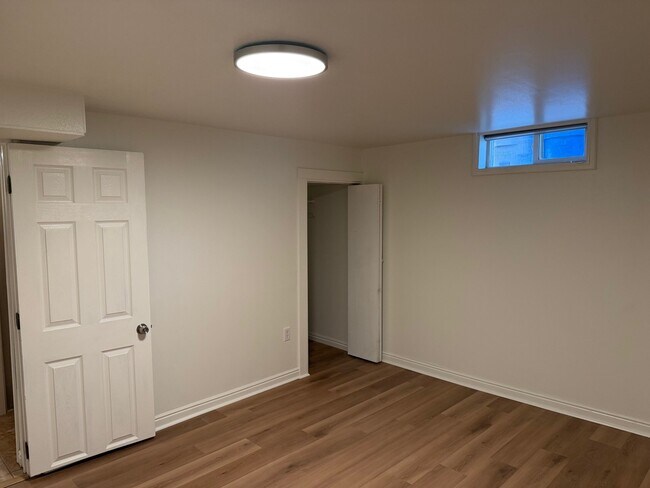 Building Photo - 948 Poinsettia Dr