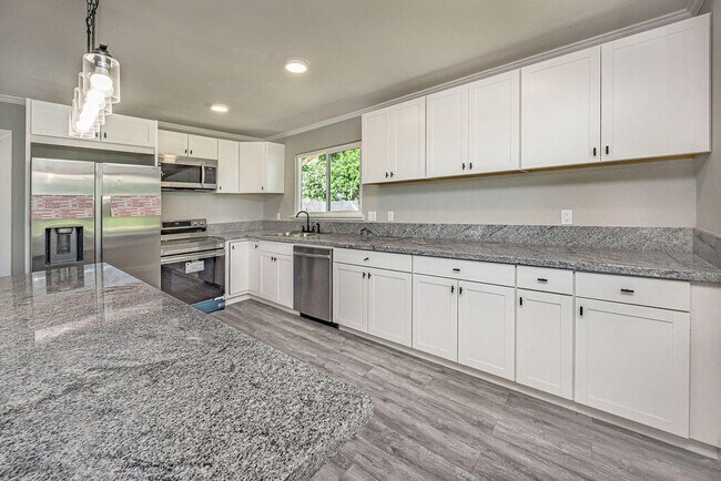 Building Photo - 300 Riomar Dr