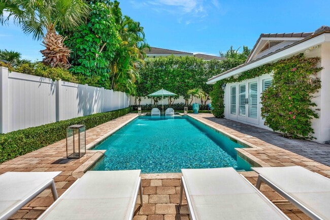 Building Photo - 136 Worth Ct S