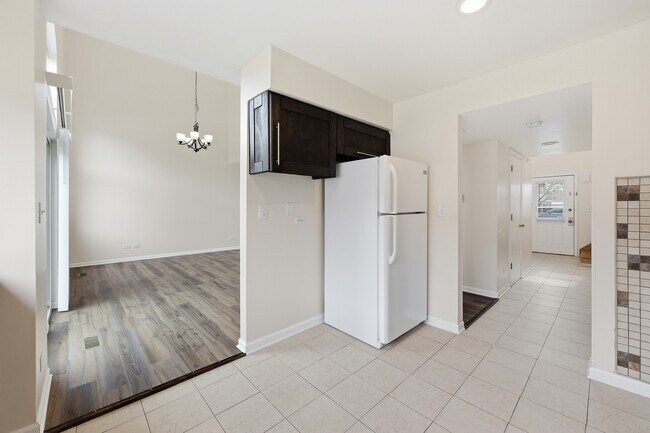 Building Photo - 760 E Whispering Oaks Dr