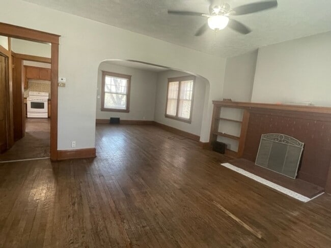 Building Photo - Beautiful 5 Bedroom/2.5 Bathroom Home in Popular Field Club Area