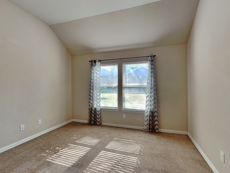 Building Photo - 816 Water Garden Cir