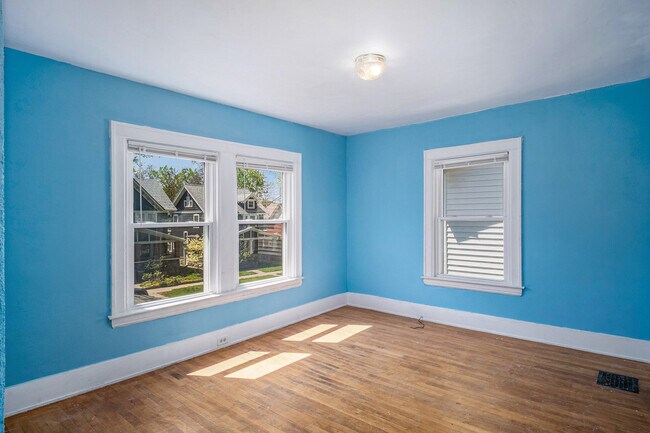 Building Photo - 1321 Bemis St SE