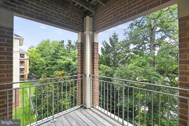 Building Photo - 1855 Stratford Park Pl