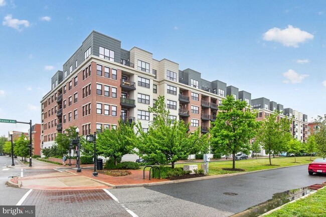 Building Photo - 737 Swann Ave