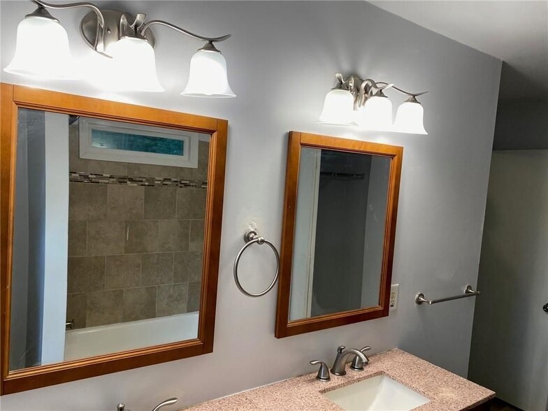 Building Photo - 1970 Wells Dr SW