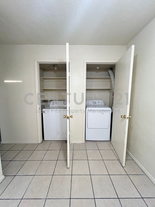 Building Photo - Great 2-Story 2/2.5 Condo Close to UNT For Rent!