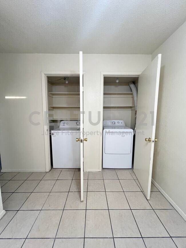 Building Photo - LAST 2 MONTHS RENT FREE!!! Great 2-Story 2/2.5 Condo Close to UNT For Rent!