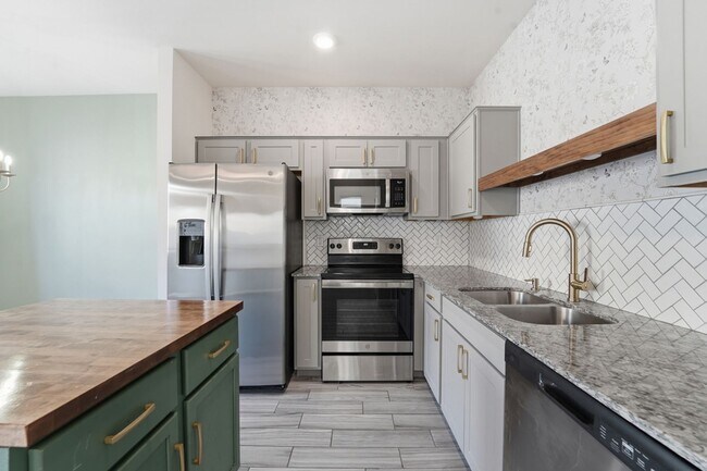 Building Photo - Stylish 2-bedroom, 2.5 bathroom townhouse in a desirable Phoenix location!