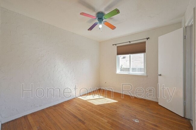 Building Photo - 1805 NE 53rd St