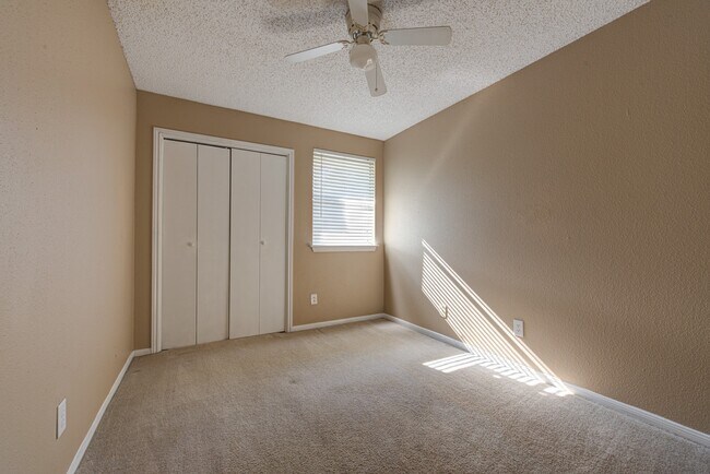 Building Photo - 21427 Park Run Dr