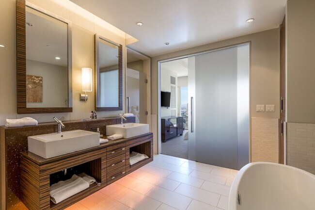 Building Photo - BEAUTIFUL WALDORF ASTORIA UNIT ON THE 34TH FLOOR!