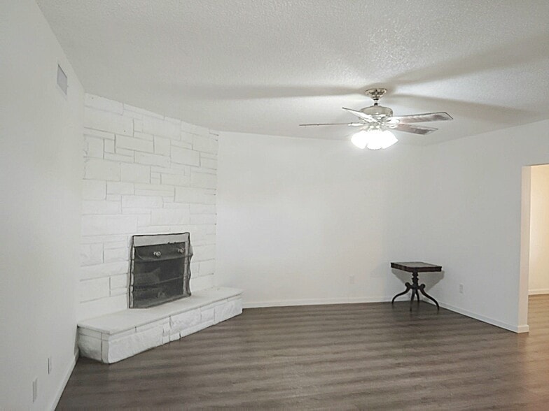 Building Photo - 370 E Virginia St