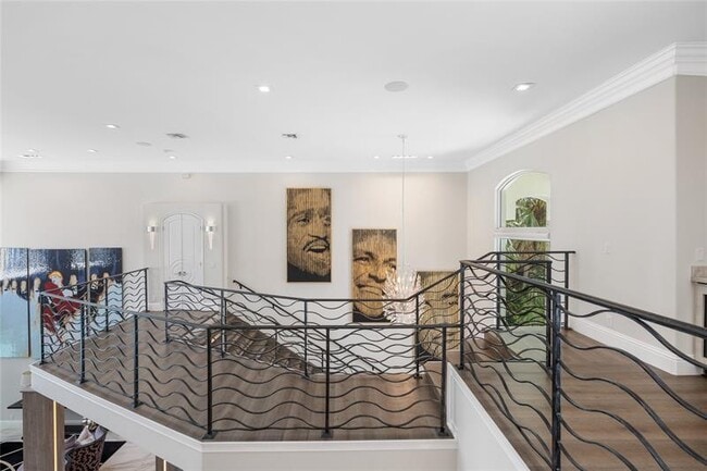 Building Photo - 2307 N Riverside Dr