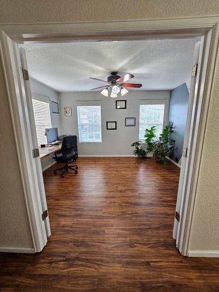 Building Photo - 9585 Castle Oaks Dr