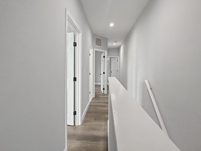 Building Photo - 733 N Linwood Ave