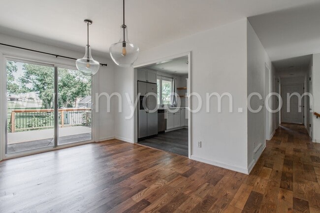 Building Photo - Stunning 3 Bedroom / 2.5 Bathroom | S. 48t...