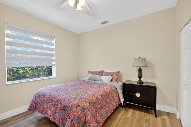 Building Photo - 9167 Oak Alley Dr