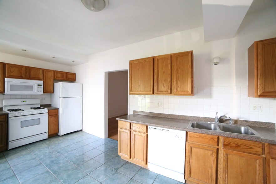 Kitchen 2 - 3570 W Lyndale St