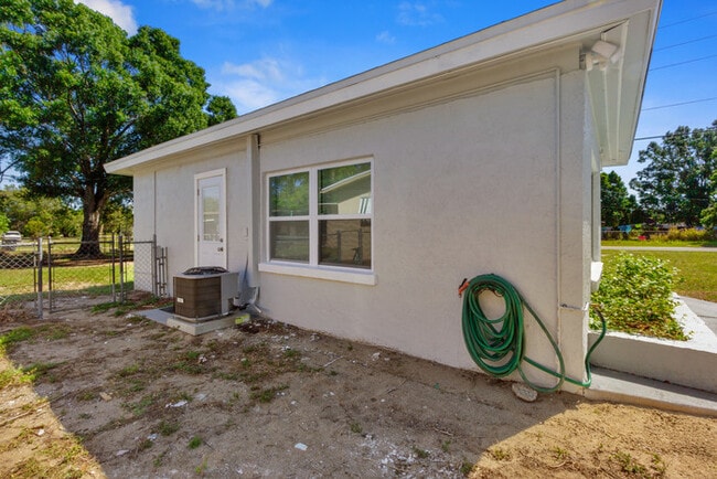 Building Photo - 2525 Forest Dr