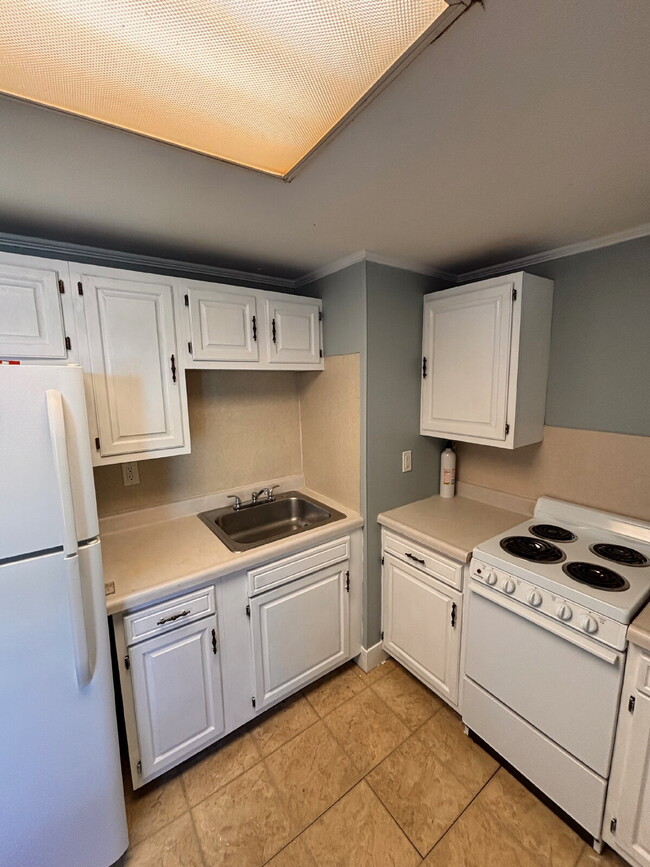 Building Photo - 1BR/1BA Apartment – Prime Location Near Do...