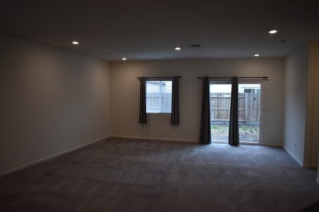 Building Photo - 662 Pegasus Dr