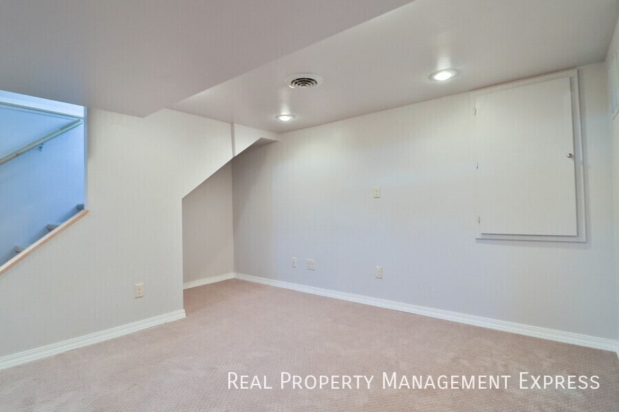 Building Photo - Spacious 2 Bedroom 2 Bath House with Bonus...