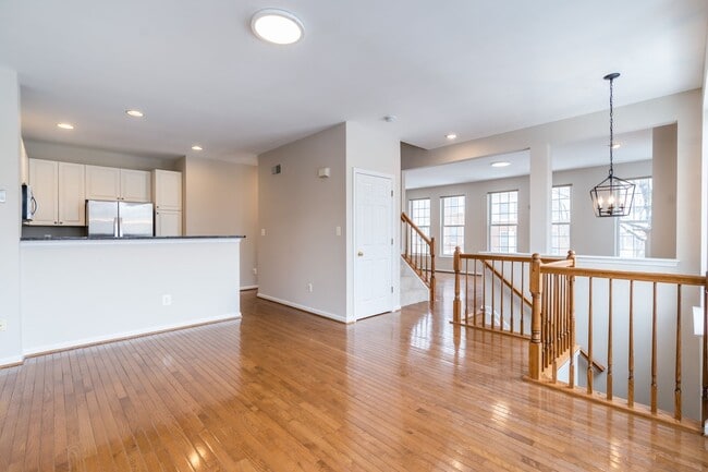Building Photo - Immaculate 3 Bed 2 Full & 2 Half Bath End ...