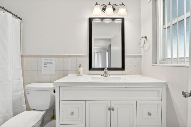 Building Photo - 1761 NE 55th St