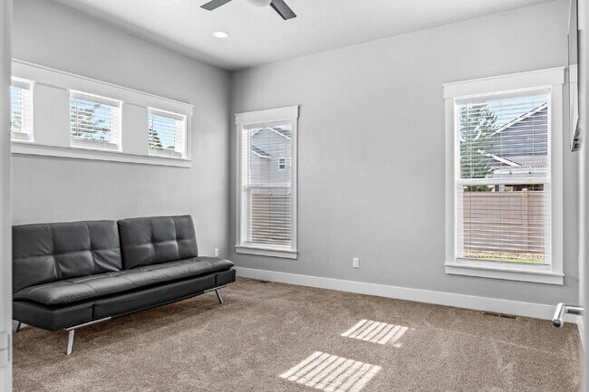 Building Photo - Beautiful split bedroom floorplan in the Sky Mesa Community!