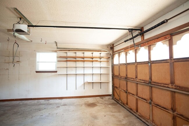 Building Photo - 2000 Lessel Dr