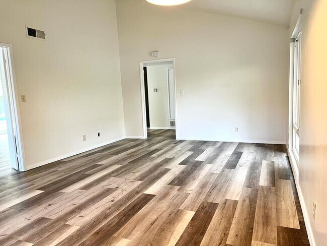 Building Photo - 24360 Crestlawn St