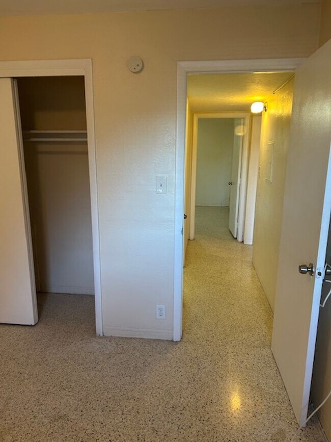 Building Photo - Well maintained 1/1 centrally located