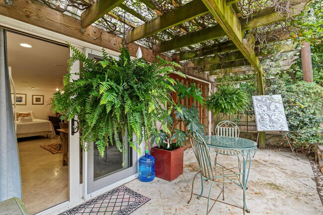 Building Photo - 1023 Crawford St