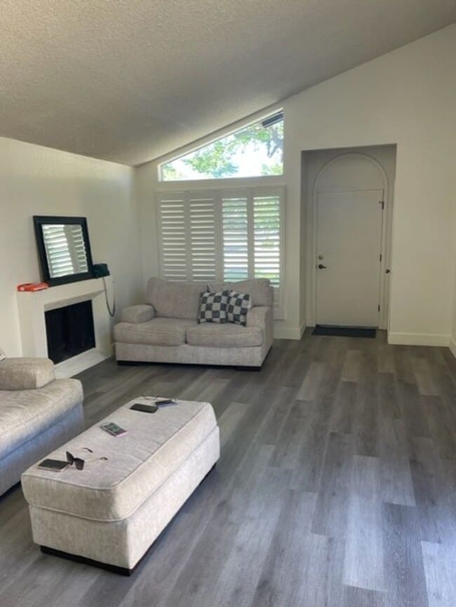Building Photo - Beautiful Newly Remodeled 3 Bedroom 2 Bath...