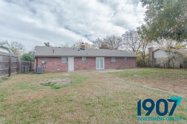 Building Photo - 1524 Oakcliff Rd