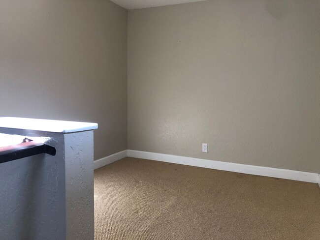 Building Photo - 2Br/2Ba - 1 Car Garage Townhouse in the He...
