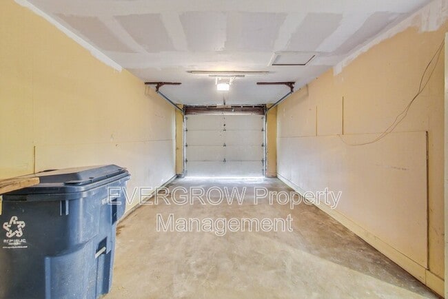 Building Photo - 3962 Strathmore Dr