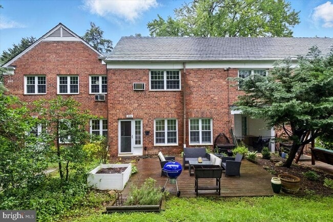 Building Photo - 1006 Valley Dr