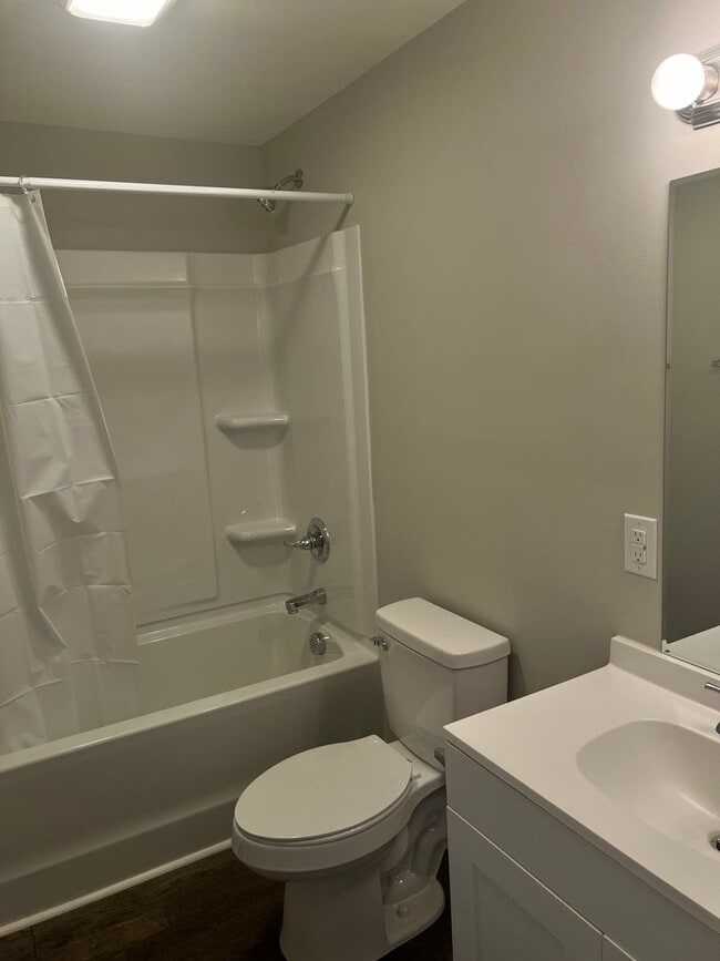 Building Photo - 2413 Shawnee Dr