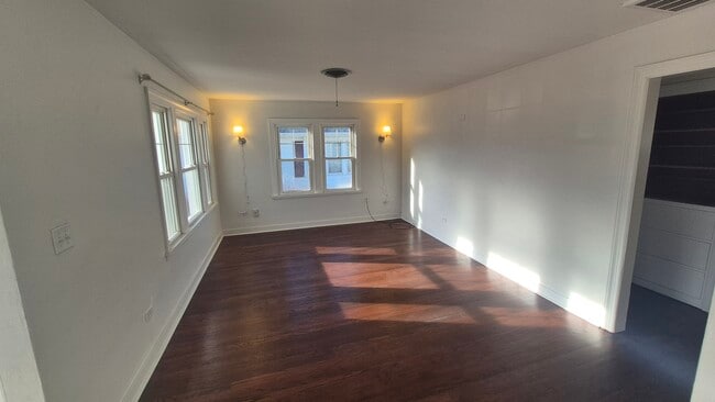 Building Photo - 3417 Jewett Ave