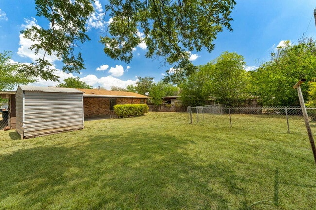Building Photo - 218 E Villaret Blvd