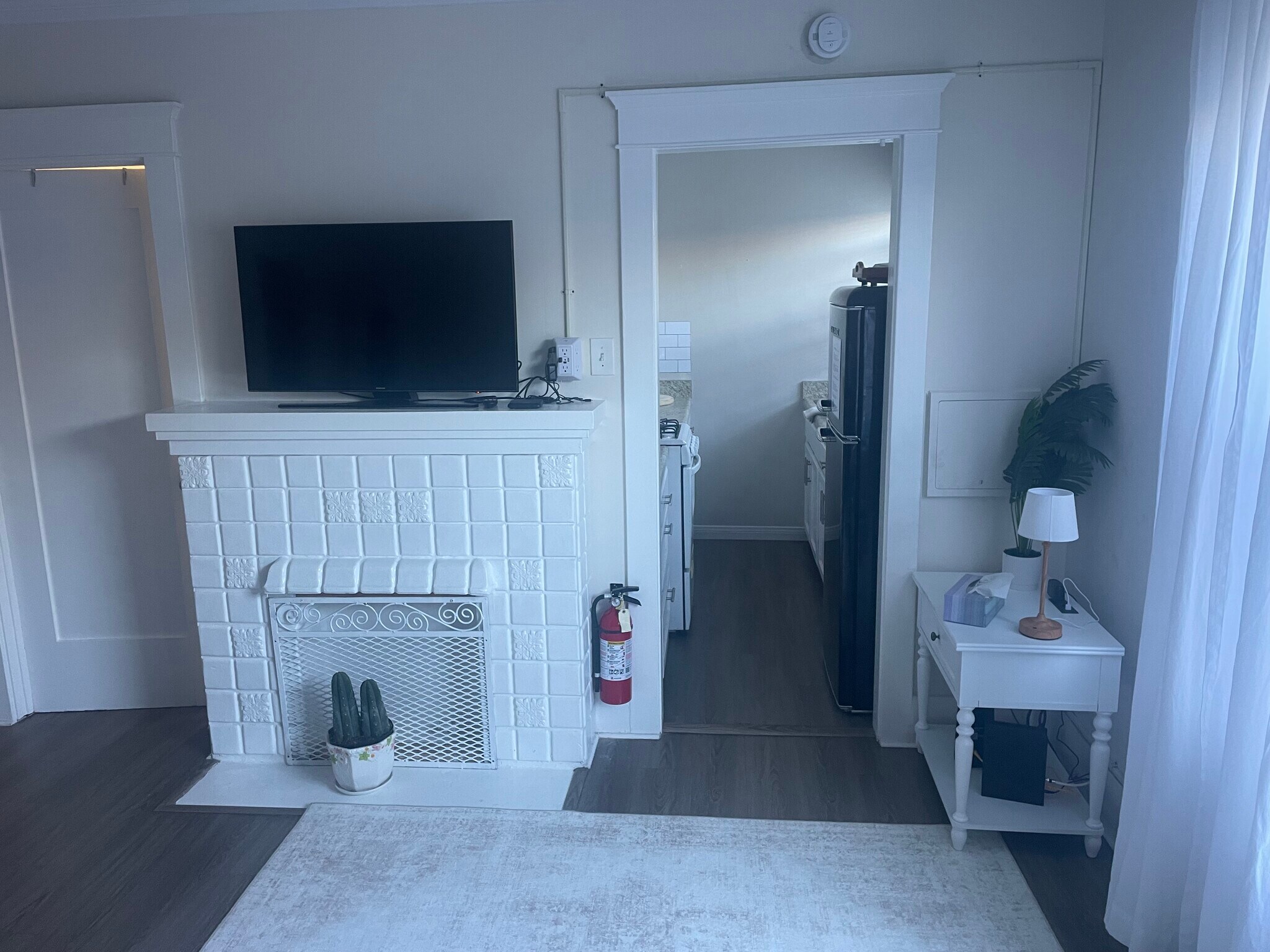 Building Photo - 1109 E 1st St