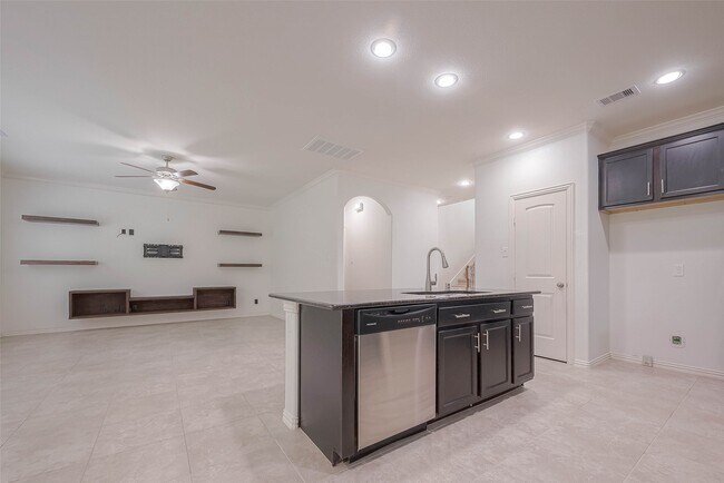 Building Photo - 2261 Oak Cir Dr N